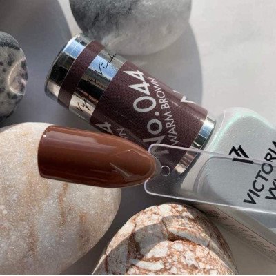 Victoria Vynn - Pure Creamy - 044 Warm Brown - Gellack - Enkelfärgad -glamandbeauty.se Victoria Vynn - Pure Creamy - 044 Warm Brown - Gellack - Enkelfärgad -glamandbeauty.se