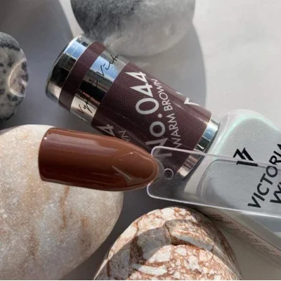 Victoria Vynn - Pure Creamy - 044 Warm Brown - Gellack - Enkelfärgad -glamandbeauty.se Victoria Vynn - Pure Creamy - 044 Warm Brown - Gellack - Enkelfärgad -glamandbeauty.se