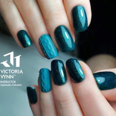 Victoria Vynn - Pure Creamy - 139 Navy Peony - Gellack - Glitter -glamandbeauty.se Victoria Vynn - Pure Creamy - 139 Navy Peony - Gellack - Glitter -glamandbeauty.se