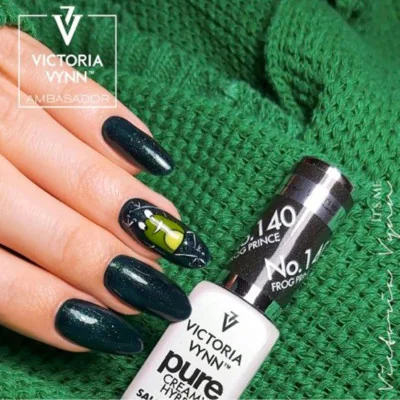 Victoria Vynn - Pure Creamy - 140 Frog Prince - Gellack - Glitter -glamandbeauty.se Victoria Vynn - Pure Creamy - 140 Frog Prince - Gellack - Glitter -glamandbeauty.se