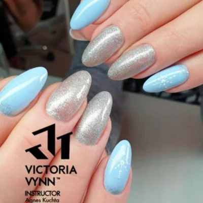Victoria Vynn - Pure Creamy - 143 Magical Silver - Gellack - Glitter -glamandbeauty.se
