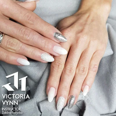 Victoria Vynn - Pure Creamy - 039 Luxury Silver - Gellack - Glitter -glamandbeauty.se Victoria Vynn - Pure Creamy - 039 Luxury Silver - Gellack - Glitter -glamandbeauty.se