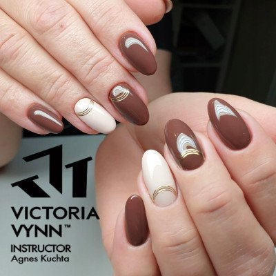 Victoria Vynn - Pure Creamy - 045 Cocoa Brown - Gellack - Enkelfärgad -glamandbeauty.se Victoria Vynn - Pure Creamy - 045 Cocoa Brown - Gellack - Enkelfärgad -glamandbeauty.se