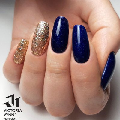 Victoria Vynn - Pure Creamy - 066 Night Watch - Gellack - Glitter -glamandbeauty.se Victoria Vynn - Pure Creamy - 066 Night Watch - Gellack - Glitter -glamandbeauty.se