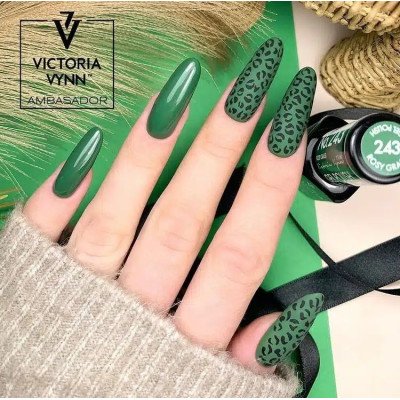 Victoria Vynn - Gel Polish - 243 Rosy Grass - Gellack - Enkelfärgad -glamandbeauty.se Victoria Vynn - Gel Polish - 243 Rosy Grass - Gellack - Enkelfärgad -glamandbeauty.se