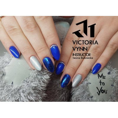 Victoria Vynn - Gel Polish - 112 Blue Delicious - Gellack - Enkelfärgad -glamandbeauty.se Victoria Vynn - Gel Polish - 112 Blue Delicious - Gellack - Enkelfärgad -glamandbeauty.se