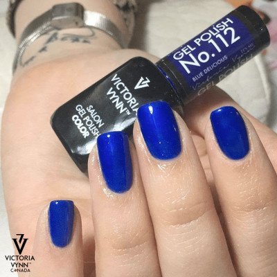 Victoria Vynn - Gel Polish - 112 Blue Delicious - Gellack - Enkelfärgad -glamandbeauty.se Victoria Vynn - Gel Polish - 112 Blue Delicious - Gellack - Enkelfärgad -glamandbeauty.se