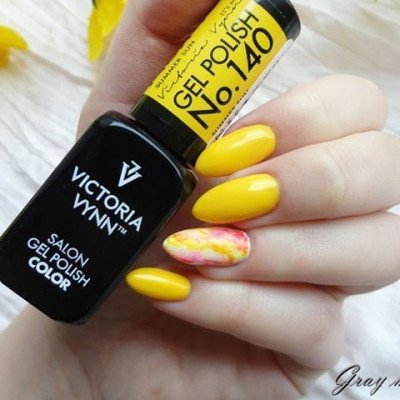 Victoria Vynn - Gel Polish - 140 Summer Sun - Gellack - Enkelfärgad -glamandbeauty.se Victoria Vynn - Gel Polish - 140 Summer Sun - Gellack - Enkelfärgad -glamandbeauty.se