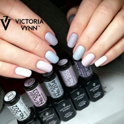 Victoria Vynn - Gel Polish - 204 Grayly Mood - Gellack - Enkelfärgad -glamandbeauty.se Victoria Vynn - Gel Polish - 204 Grayly Mood - Gellack - Enkelfärgad -glamandbeauty.se