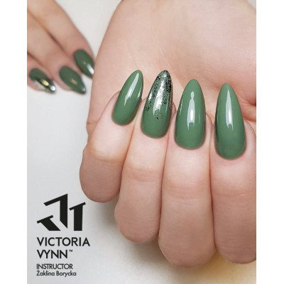 Victoria Vynn - Gel Polish - 209 Dusty Green - Gellack - Enkelfärgad -glamandbeauty.se Victoria Vynn - Gel Polish - 209 Dusty Green - Gellack - Enkelfärgad -glamandbeauty.se