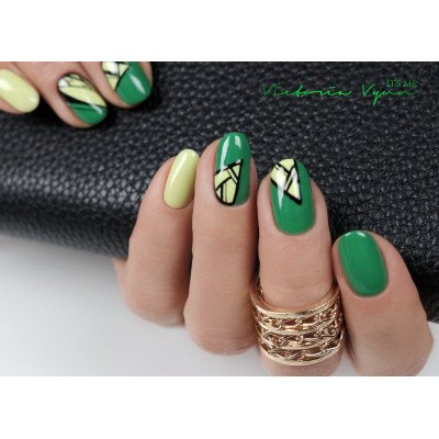 Victoria Vynn - Gel Polish - 221 Green Grass - Gellack - Enkelfärgad -glamandbeauty.se