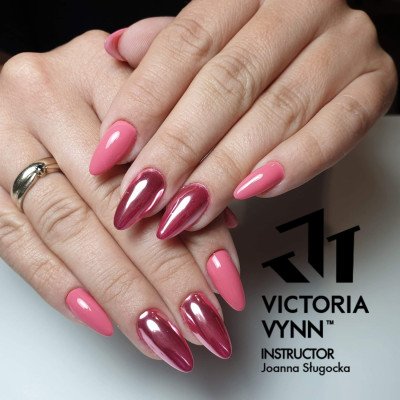 Victoria Vynn - Gel Polish - 238 Dragon Fruit - Gellack - Enkelfärgad -glamandbeauty.se Victoria Vynn - Gel Polish - 238 Dragon Fruit - Gellack - Enkelfärgad -glamandbeauty.se