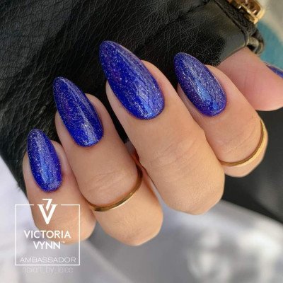Victoria Vynn - Gel Polish - 320 Sapphire Avior - Gellack - Glitter -glamandbeauty.se Victoria Vynn - Gel Polish - 320 Sapphire Avior - Gellack - Glitter -glamandbeauty.se