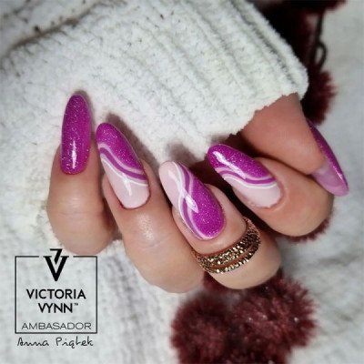 Victoria Vynn - Gel Polish - 321 Fuchsia Mizar - Gellack - Glitter -glamandbeauty.se Victoria Vynn - Gel Polish - 321 Fuchsia Mizar - Gellack - Glitter -glamandbeauty.se
